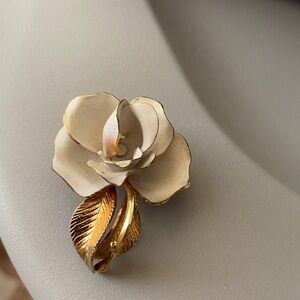 Vintage Gold and Cream Floral Brooch